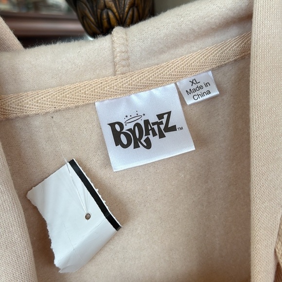 Brand New Bratz Hoodie Pullover Sweatshirt Cartoon Beige w/ Colorful Graphic Y2K - Picture 7 of 14